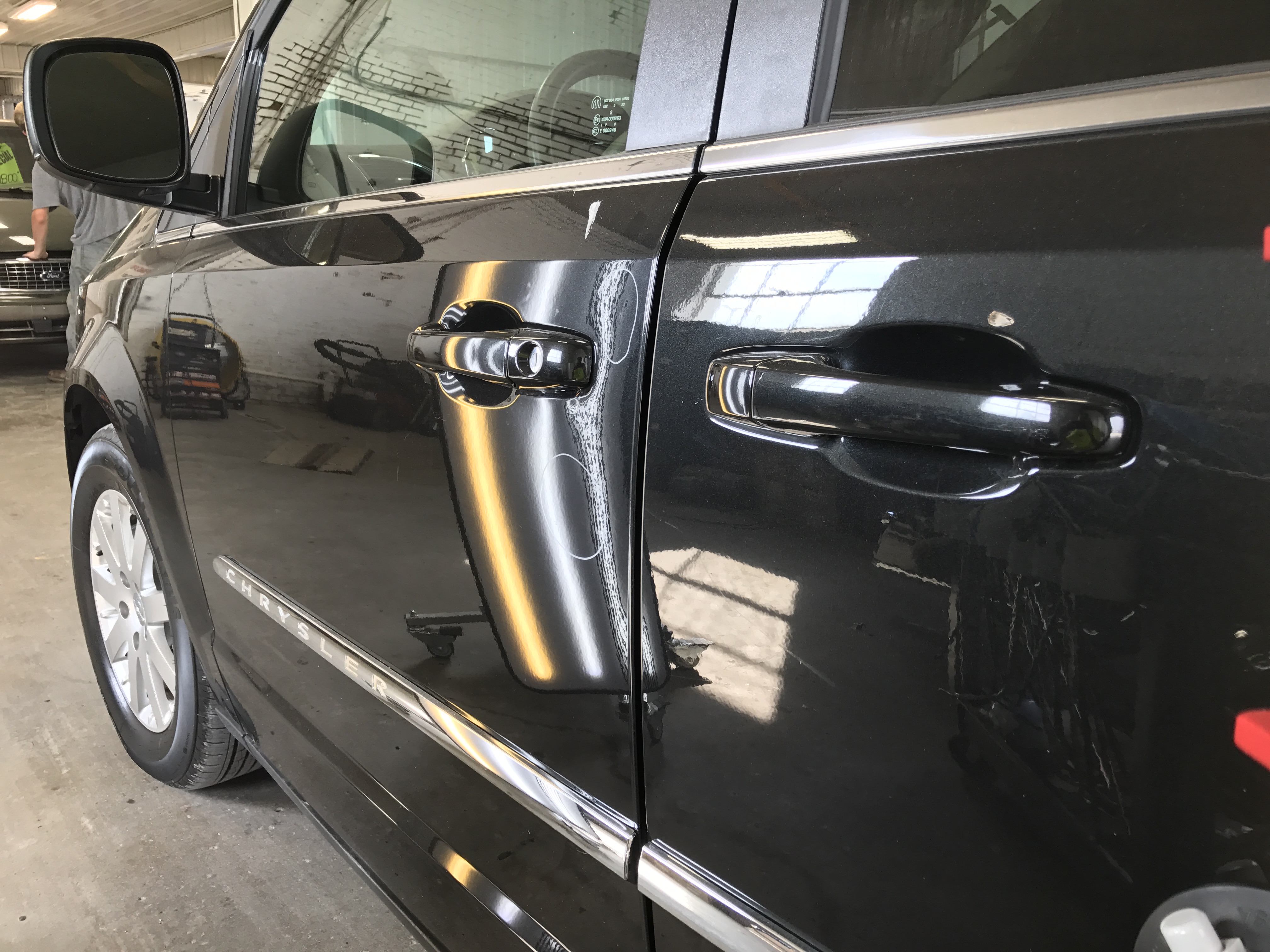 2016 Chrysler Town & Country Dents in Drivers door. Paintless dent repair, Springfield, IL, http://217dent.com