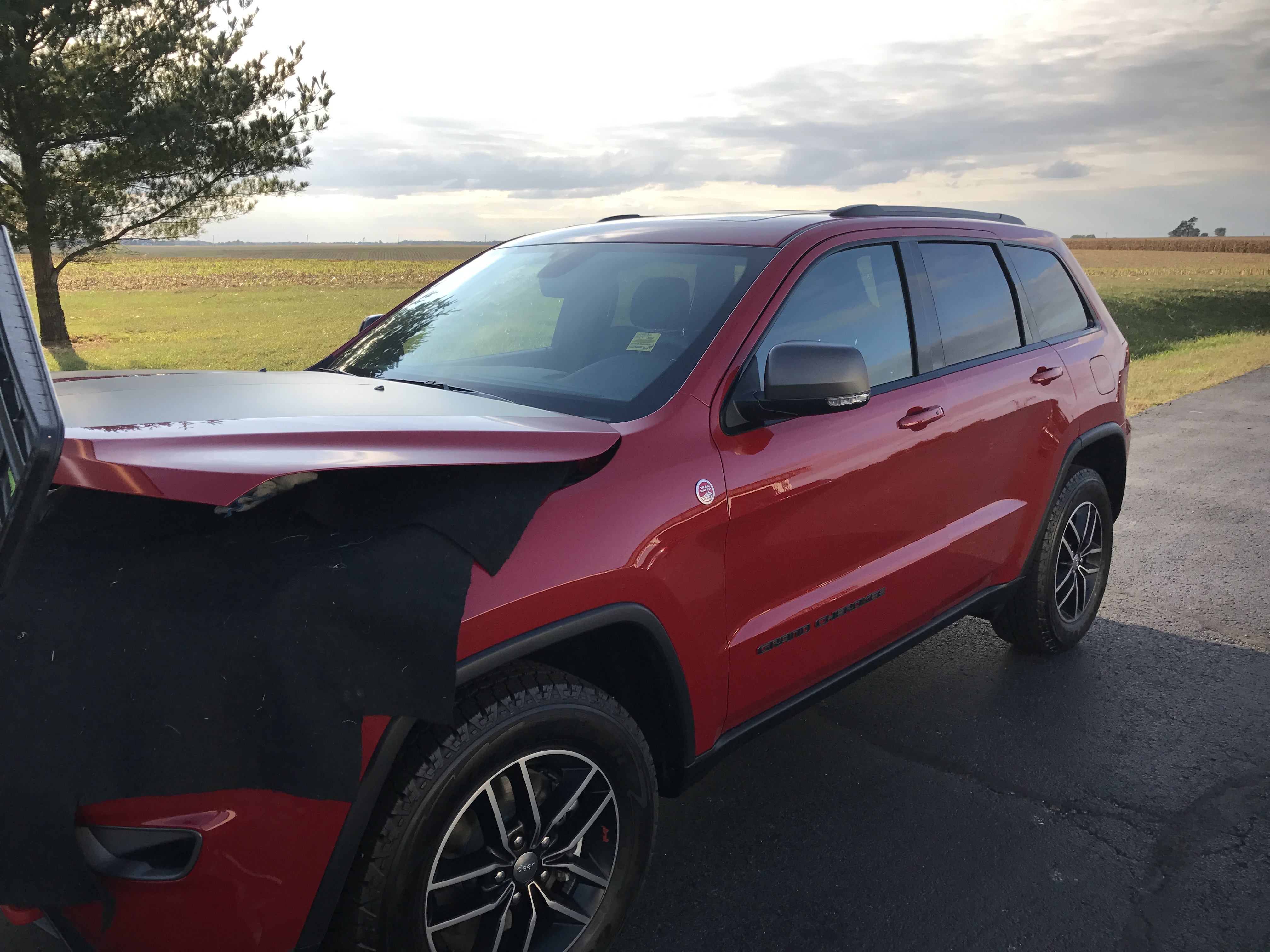 2017 Jeep Grand Cherokee Trailhawk New Vehicel dent removal, this is the before image. Michael was called in to remove this dent at a dealership, to maintain value and to maintain the vehicle's original paint.. http://217dent.com Serving Springfield, Decatur, Taylorville, and surrounding areas. (Set up Image)